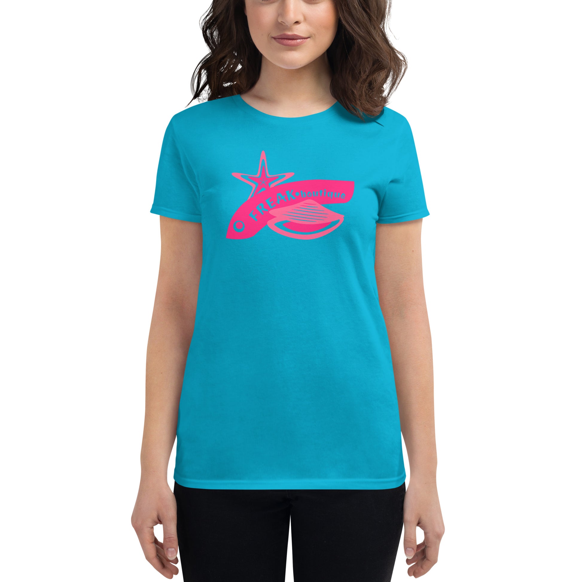 Triangle amoureux logo caribbean blue women's t-shirt on model