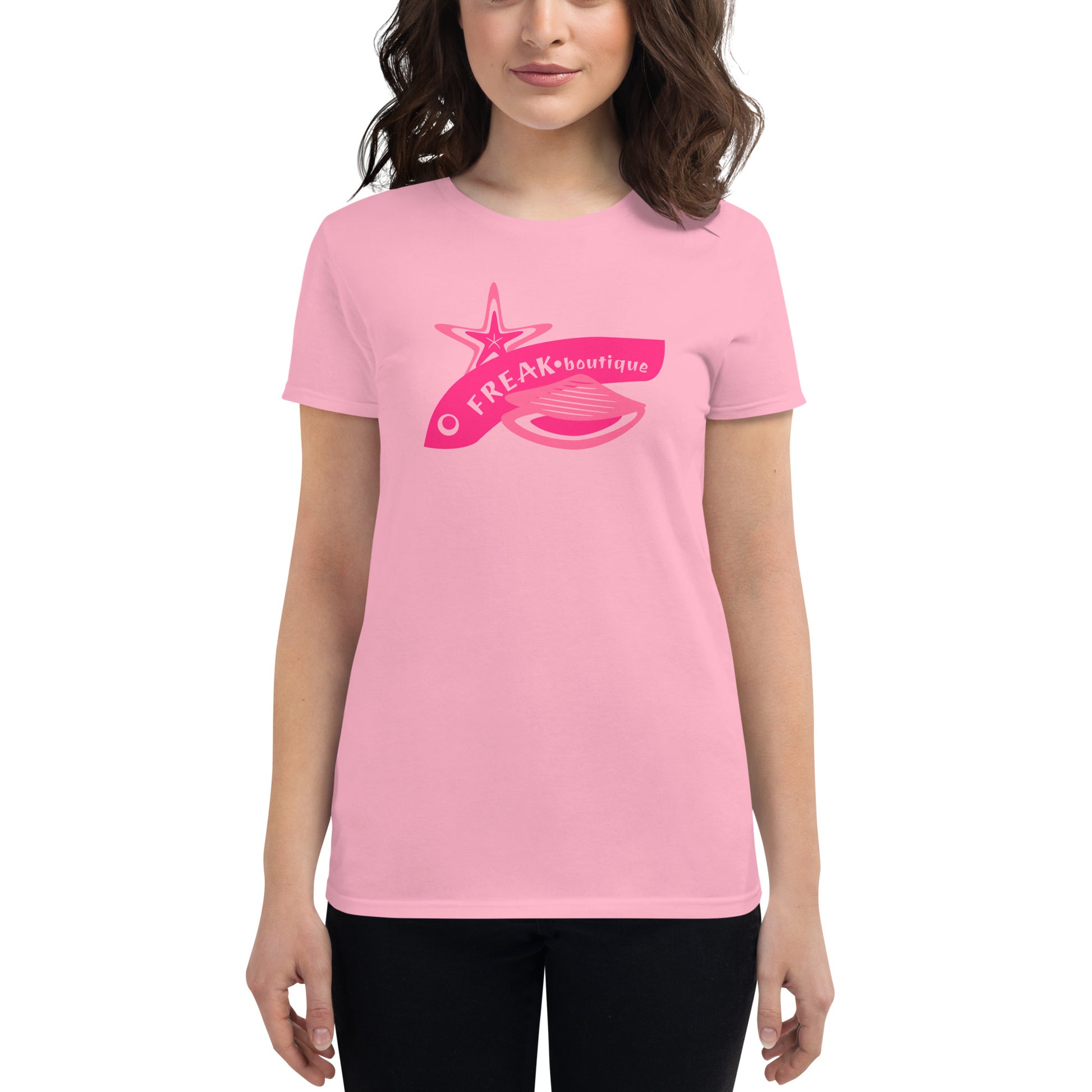 Triangle amoureux logo pink women's t-shirt on model
