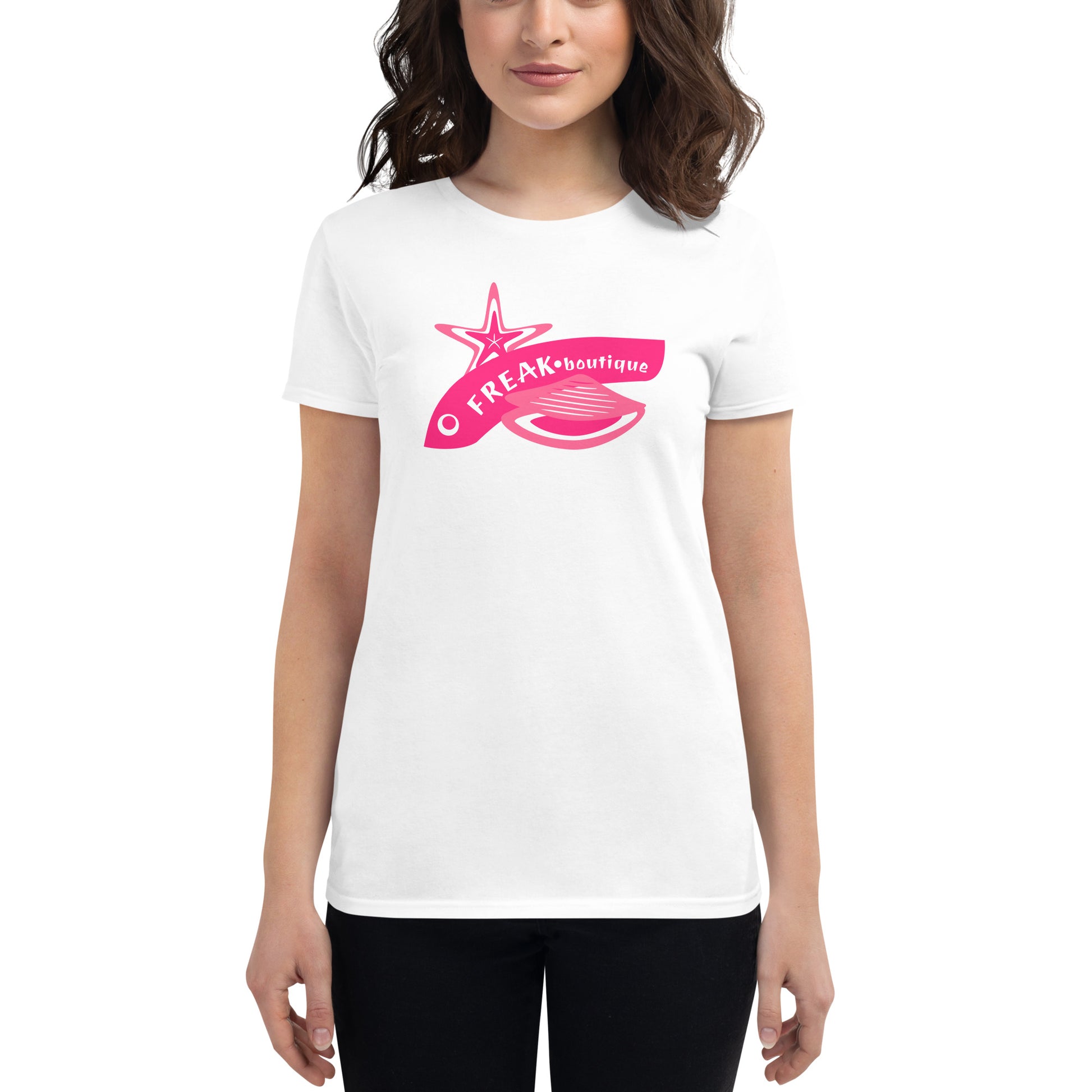 Triangle amoureux logo white women's t-shirt on model